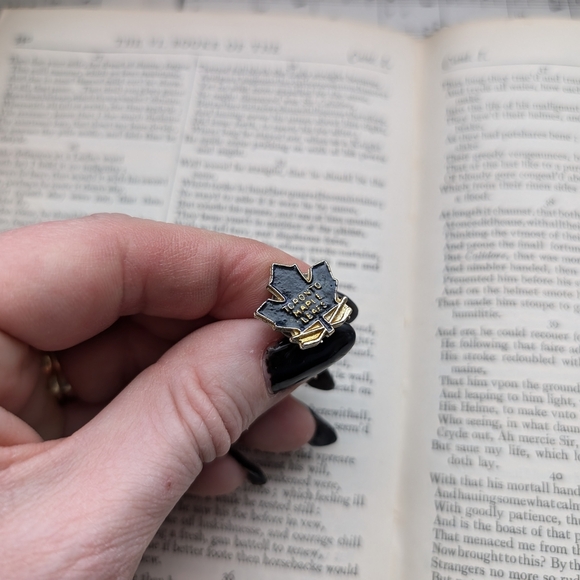 Vintage Maple Leaf Enamel Pin - Picture 1 of 4